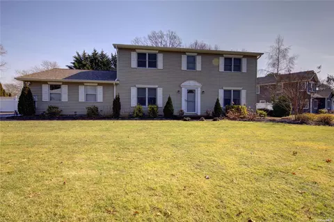 6 Lincoln Ave, Dix Hills, NY 11746