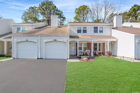 214 Ivy Meadow Ct #214, Middle Island, NY 11953