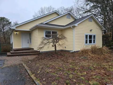 66 Glenmere Ln, Coram, NY 11727
