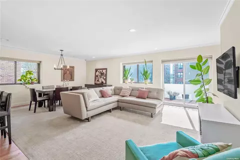21 Canterbury Rd #18, North Hempstead, NY 11021