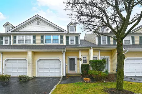 9 Chelsea Dr #9, Smithtown, NY 11787