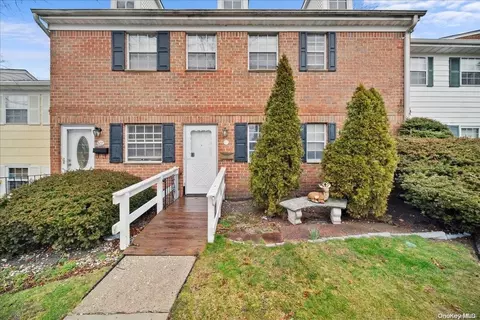 806 Towne House #806, Islip, NY 11749