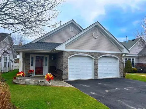 7 Philip Ln #7, Middle Island, NY 11953