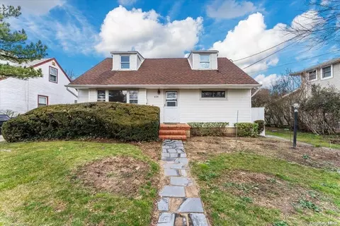 828 Ibsen St, Woodmere, NY 11598
