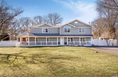 26 Giant Oak Rd, Ridge, NY 11961