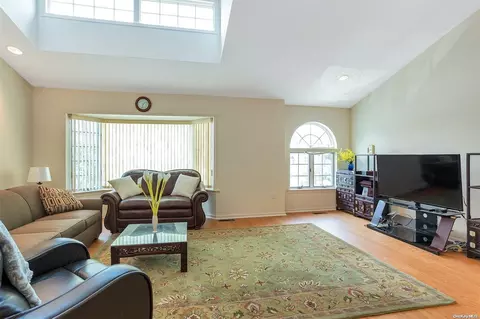 239-64 B Oak Park Dr #14B, Douglaston, NY 11362