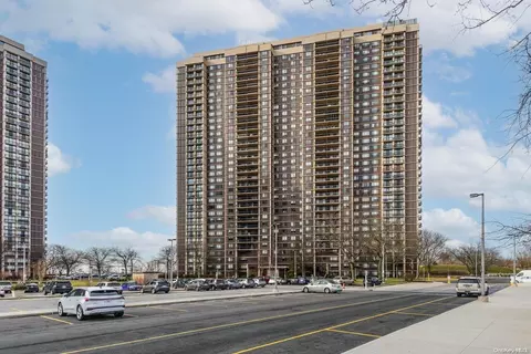 269-10 Grand Central Pkwy #6W, Hempstead, NY 11005