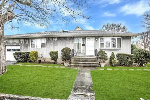 3 Cross St, North Hempstead, NY 11050