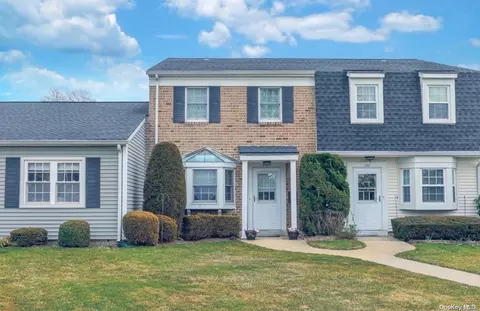 137 Harbor Rd S #137, Babylon, NY 11701
