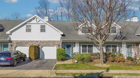 141 Pond View Dr #141, North Hempstead, NY 11050