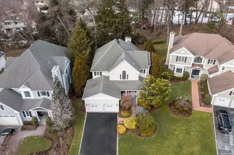 27 Evergreen Cir #NA, North Hempstead, NY 11030