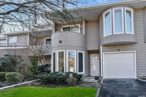 25 Kristin Ln #25, Hauppauge, NY 11788