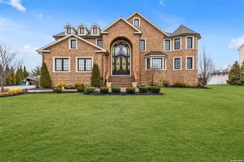 121 Sequams Ln W, West Islip, NY 11795