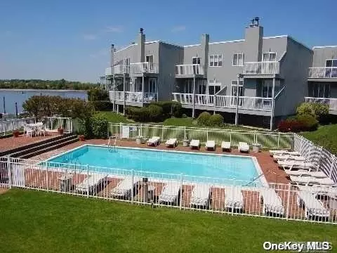 18 Anchor Way #18, North Hempstead, NY 11050