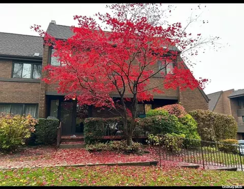 60 Chestnut Hl #135, North Hempstead, NY 11576