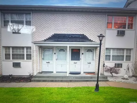 4812 Wilshire Ln #4812, Oakdale, NY 11769