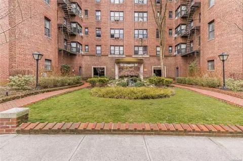 69-10 Yellowstone Blvd #224, New York, NY 11375