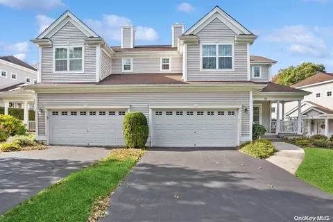 32 Big Pond Ln #32, Riverhead, NY 11901