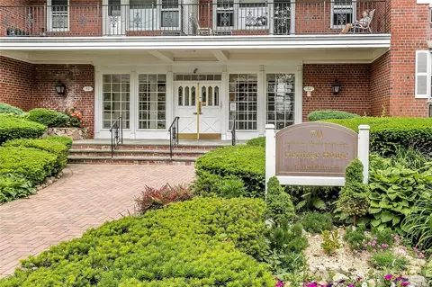 70 North Grv #1O, Freeport, NY 11520