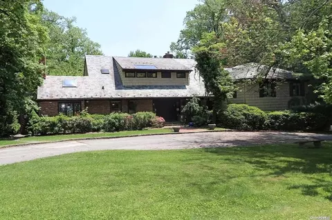 3 Lighthouse Rd, North Hempstead, NY 11024