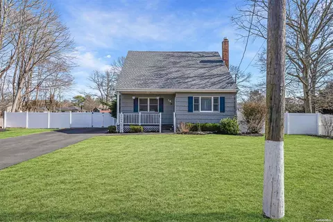 19 Wards Ln, Bellport, NY 11713