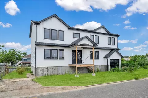 769 S 9th St, Lindenhurst, NY 11757
