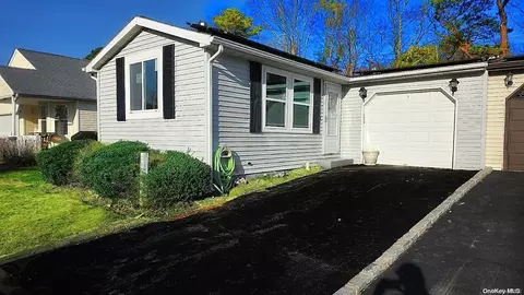 29 E Village Cir #29, Brookhaven, NY 11949