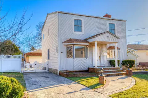 182 Arrow St, Oceanside, NY 11572