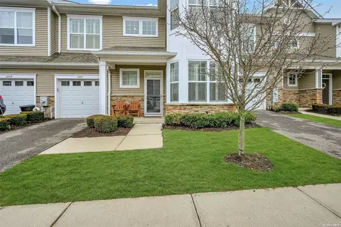 2207 Townhome Way #2207, Huntington Station, NY 11746