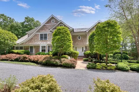 15 Heatherwood Ln, Quogue, NY 11959