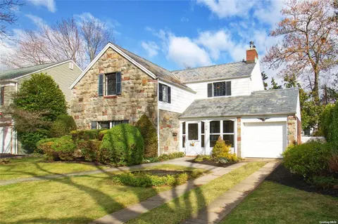 75 Kingsbury Rd, Garden City, NY 11530