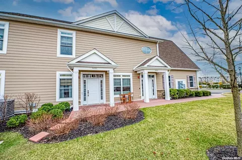 54101 Spruce Pond Cir #54101, Plainview, NY 11803