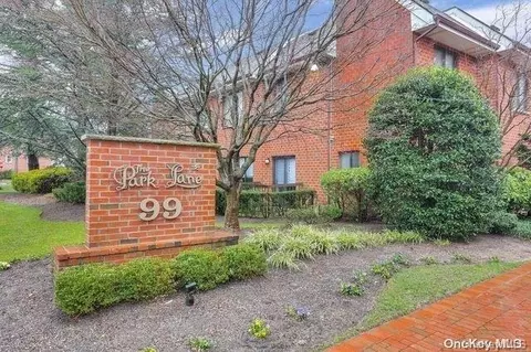 99 S Park Ave #111, Rockville Centre, NY 11570