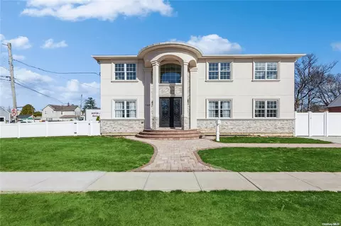 164 4th St, Hicksville, NY 11801