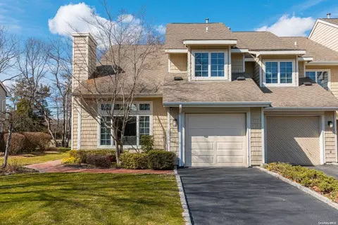 7 Doral Ln #7, Bay Shore, NY 11706