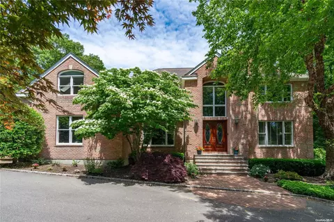 4 Indian Hill Ct, Dix Hills, NY 11746