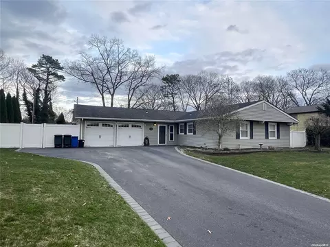 7 Haverford Ln, Coram, NY 11727