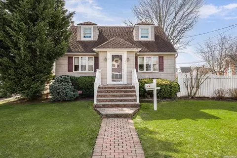 94 Bellevue Ave, Oceanside, NY 11572