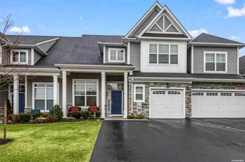 215 Belmont Cir #215, Yaphank, NY 11980