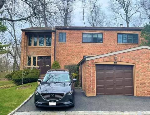 21 Windsor Gate Dr #11, North Hempstead, NY 11040
