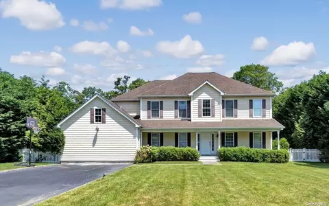 22 Fortune Cookie Ln, Hampton Bays, NY 11946