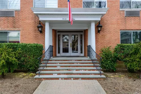 99 7th St #2C, Garden City, NY 11530
