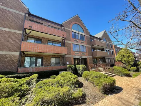 10 Canterbury Rd #1F, North Hempstead, NY 11021