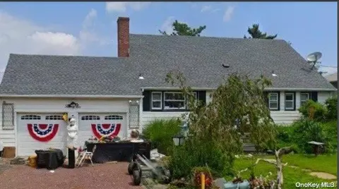 26 W 4th St, Freeport, NY 11520