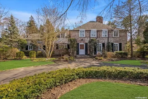 66 Barkers Point Rd, North Hempstead, NY 11050