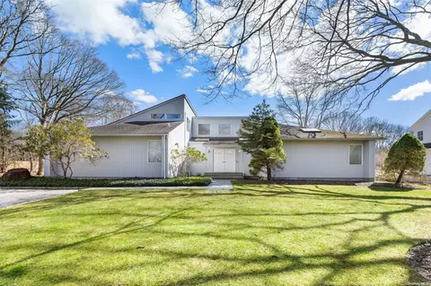 22 White Oak Ln, Southampton, NY 11968