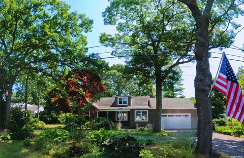 554 Ackerson Blvd, Brightwaters, NY 11718