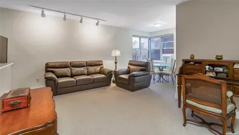 75 S Middle Neck Rd #3J, North Hempstead, NY 11021