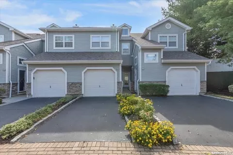 45 Carriage Ln #45, Plainview, NY 11803