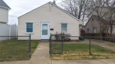 28 Chamberlain St, Hempstead, NY 11550